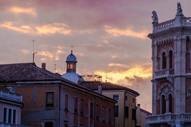 Mening van piazza delle erbe bij zonsondergang in Padua, Italië