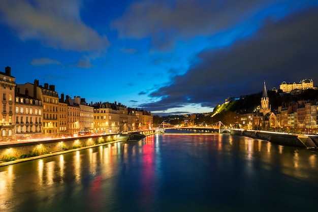 Mening van rivier Saone in de stad van Lyon bij avond, Frankrijk