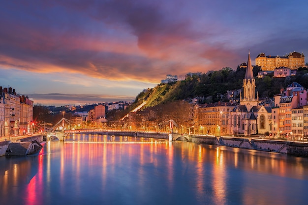 Mening van rivier Saone in de stad van Lyon bij avond, Frankrijk