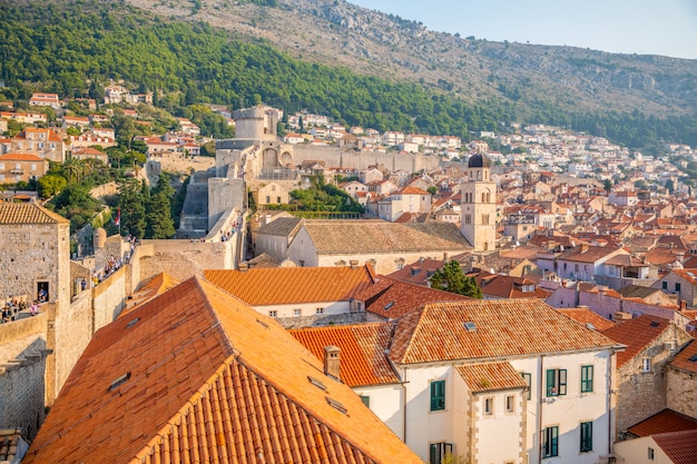 Mening van rode daken Dubrovnik in Kroatië bij zonsonderganglicht