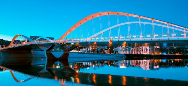 Mening van 's nachts brug Schuman, Lyon, Frankrijk.