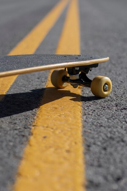 Mening van skateboard met wielen in openlucht