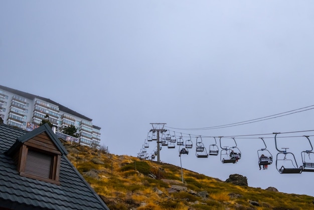 Mening van skilift in Sierra Nevada Afgedekte Berg