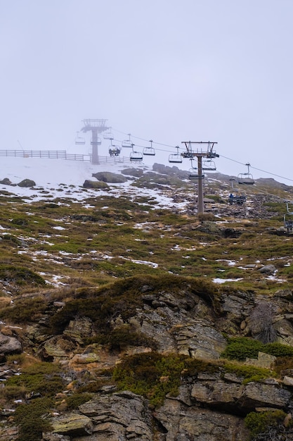 Mening van skilift in sierra nevada afgedekte berg