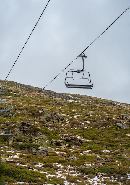 Mening van skilift in Sierra Nevada Afgedekte Berg