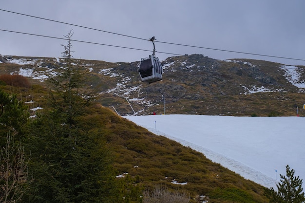 Mening van skilift in Sierra Nevada Afgedekte Berg