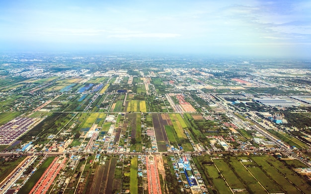 Mening van stad in Thailand uit vliegtuig wordt genomen dat