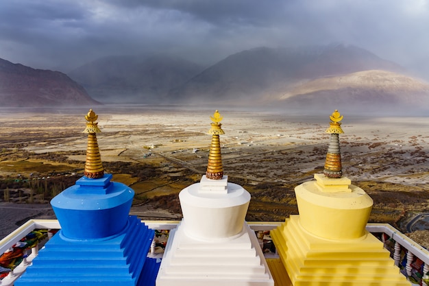 Mening van stupa drie met nubra-vallei op de achtergrond in ladakh, india.
