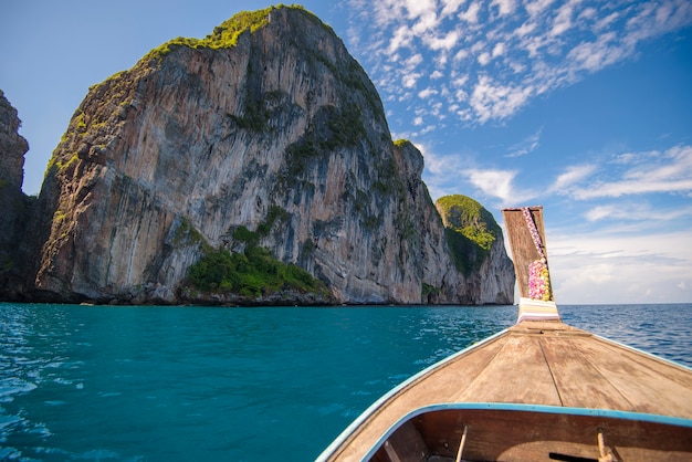 Mening van Thaise traditionele longtailboot over duidelijke overzees en hemel in de zonnige dag, Phi phi-eilanden, Thailand