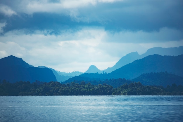 Mening van tropisch bos met meer, Thailand