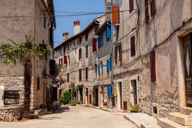 Mening van typische Istrische steeg in Villa, Baal, Kroatië