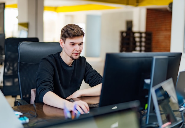 Mening van van zakenman die aan computer werkt