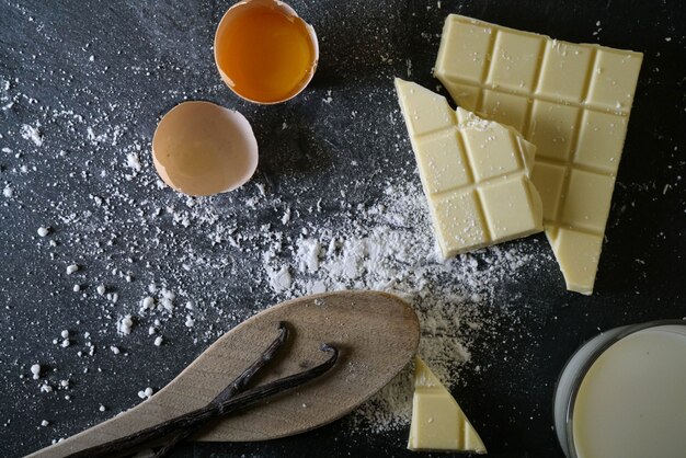 Mening van verse bakselingrediënten op lei