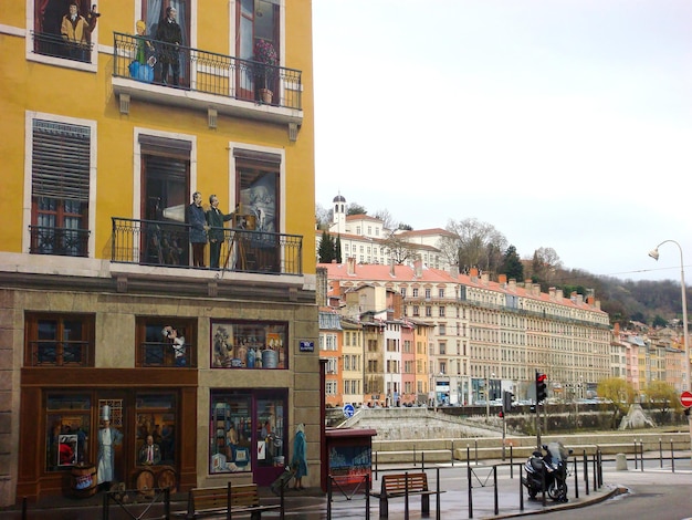 Mening van voorgevel van huis en straat Lyon Frankrijk