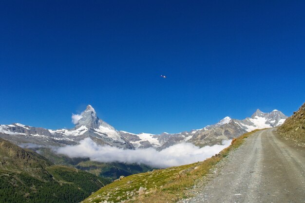 Mening van wandelingssleep in zwitserse alpen, zermatt-bergengebied dichtbij matterhorn-piek in de zomer, zwitserland