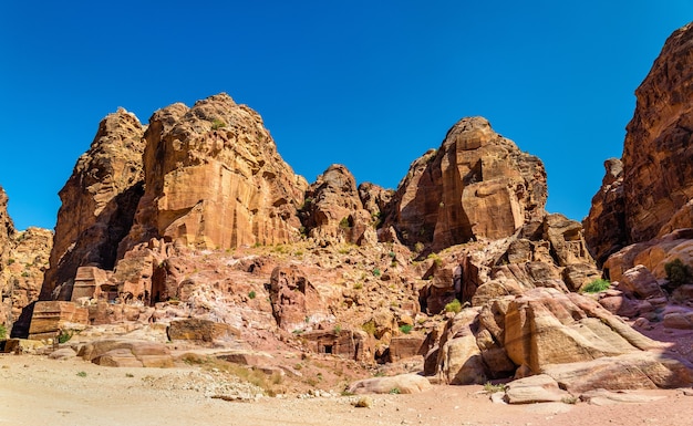 Mening van zandsteenrotsen bij Petra - Jordanië