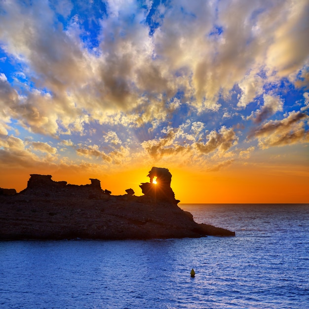 Ses torretesビーチでカラモレルのメノルカ島の夕日