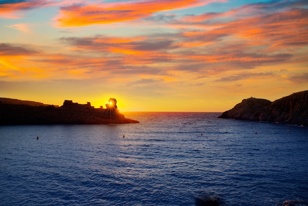 Menororozonsondergang in Cala Morell bij het strand van Ses Torretes