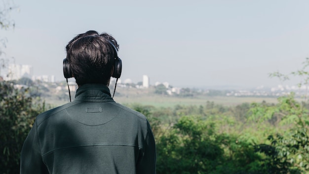 Mens die aan muziek in aard luistert