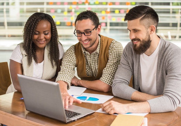 Mens die aan zijn zakenpartners nieuw project toont.