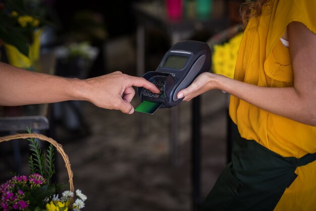 Mens die betaling met zijn creditcard verricht