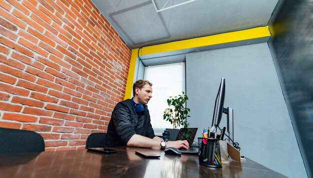 Mens die bij bureau in creatief bureau werkt