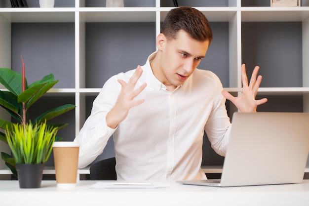 Mens die bij de computer in het bureau werkt en documenten invult