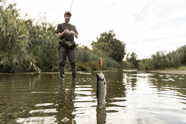 Foto mens die bij de rivier vist