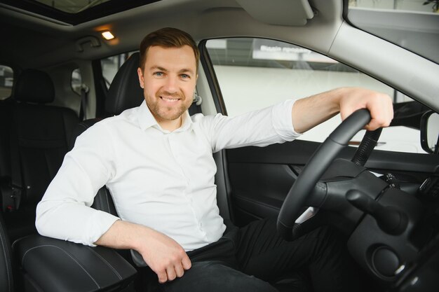 Mens die een auto koopt bij een toonzaal