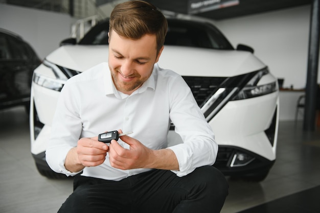 Mens die een auto koopt bij een toonzaal