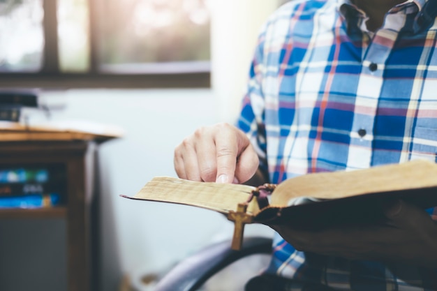 Mens die en de heilige christelijke bijbel houdt leest