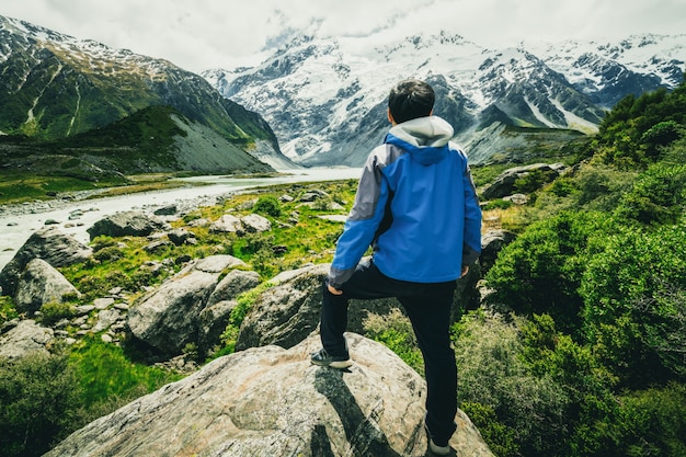 Mens die in bergketenslandschap reist