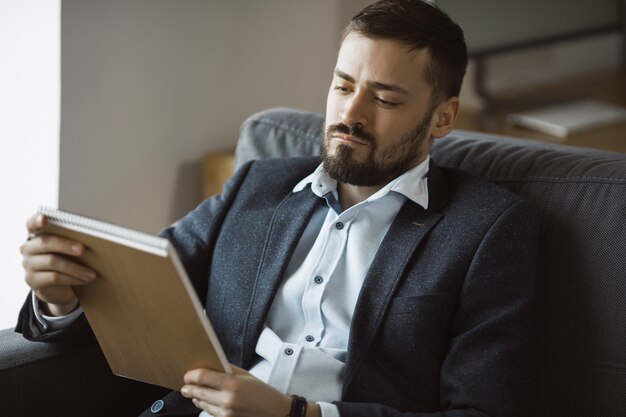 Mens die in bureau werkt dat nota's doet