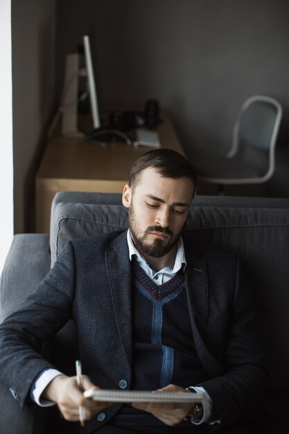 Mens die in bureau werkt dat nota's doet