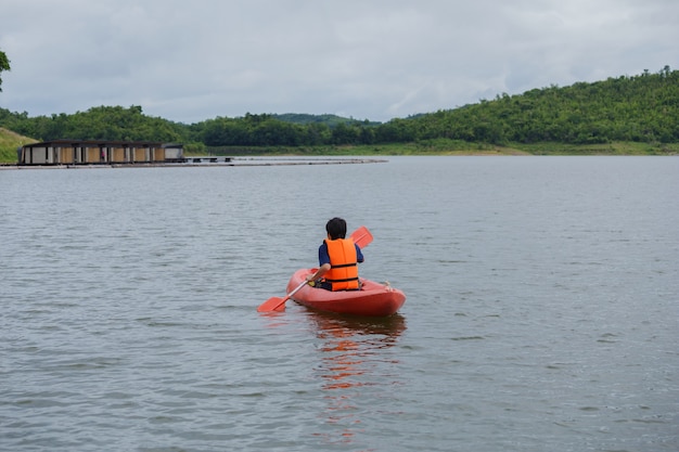 Mens die in een kajakboot paddelen in Thailand