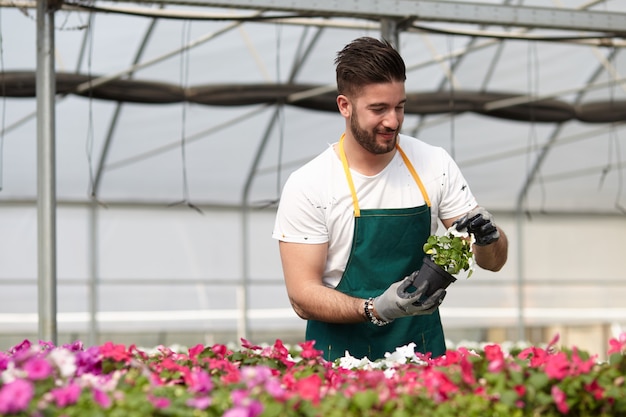 Mens die in een tuinopslag werkt