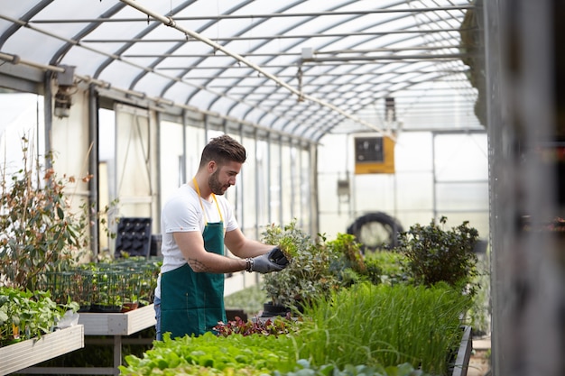 Mens die in een tuinopslag werkt