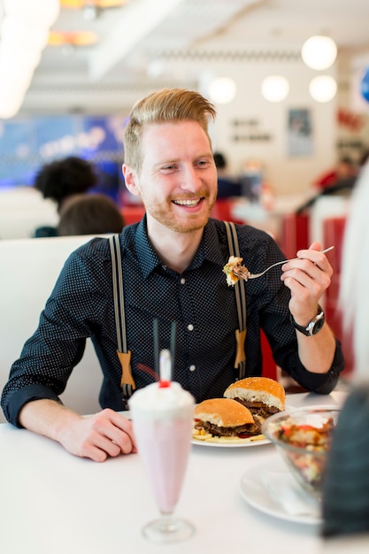 Mens die in het diner eet