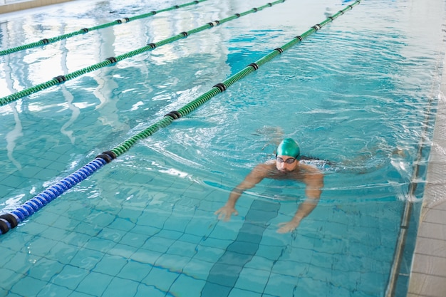 Mens die in pool op vrije tijdscentrum zwemt