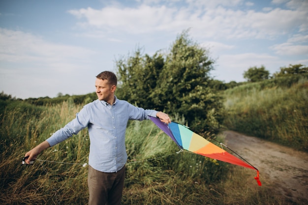 Mens die kleurrijke luchtvlieger op het gebied lanceert