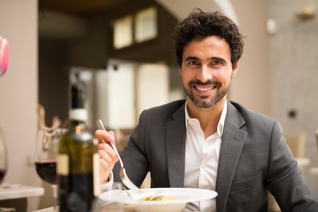 Mens die lunch in een restaurant heeft