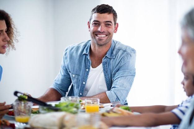 Mens die ontbijt met familie heeft