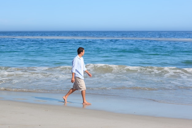 Mens die op het strand loopt