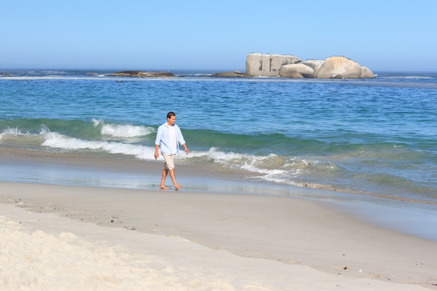 Mens die op het strand loopt