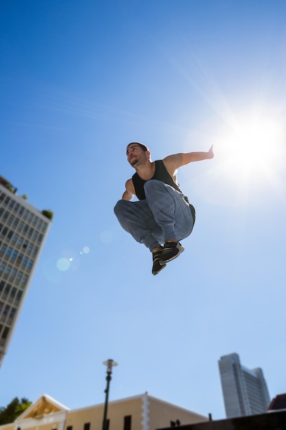 Mens die parkour in de stad doet