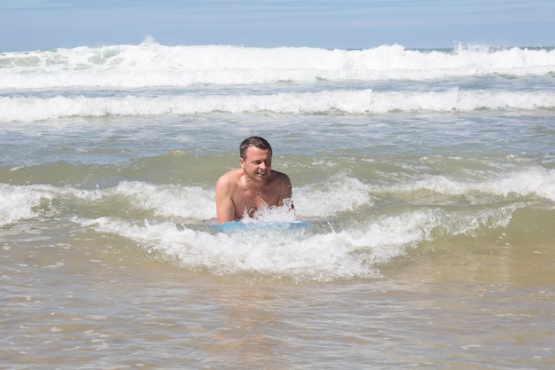 Mens die pret heeft op het strand tijdens zomer