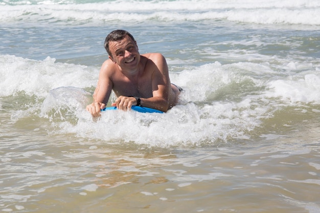 Mens die pret heeft op het strand tijdens zomer