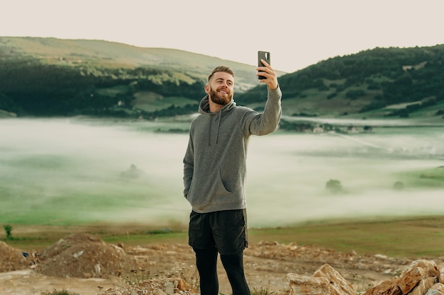 Mens die selfie bovenop berg maakt