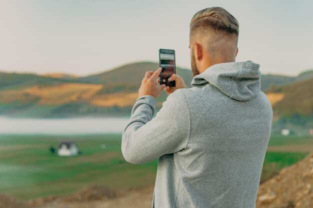 Mens die selfie bovenop berg maakt