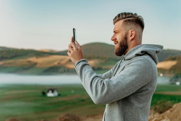 Mens die selfie bovenop berg maakt